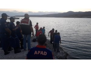 Serinlemek için baraj gölüne giren genç kayboldu