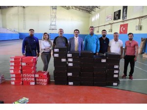 Van’daki spor kulüplerine malzeme desteği