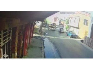 Motosiklet sürücüsü iki araç arasına sıkıştı
