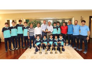 Şampiyon sporcular, kupalarını alıp Başkan Köşker’e geldil