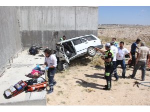 Otomobil köprülü kavşağın beton ayağına çarptı: 2 ölü, 4 yaralı