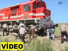 Dev kaya yolcu trenini yoldan çıkardı