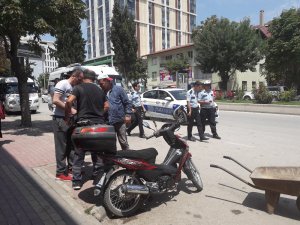 Tekerliği patlayan otomobil kazaya sebep oldu, 1 kişi yaralandı