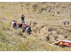 Traktör şarampole devrildi: 1 ölü