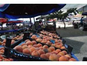 Kuşadası’nda Soğucak Pazarı ilgi görüyor