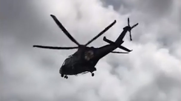 Rüzgarda uçan plaj şemsiyesi kadının göğsüne saplandı