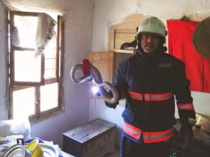 Eve giren yılanı itfaiye çıkardı