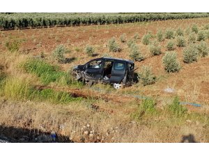 Şiddetli rüzgarda takla atan araç tarlaya uçtu: 3 yaralı