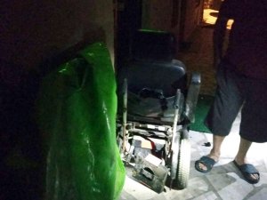 Engelli aracındaki aküyü çaldılar