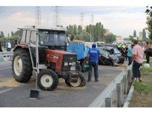 Kütahya’da otomobil ile traktör çarpıştı: 3 yaralı
