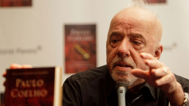 Paulo Coelho'dan Mesut Özil'e destek: Daima kazanan sen olacaksın