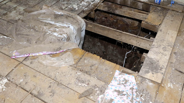 SİT alanındaki tarihi evlerde define aradılar