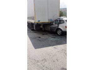 Otomobil tıra çarptı: 1 ölü, 1 yaralı