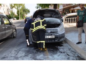 Didim’de park halindeki araç alev aldı