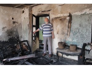 Arıları uzaklaştırmak için yaktığı ateş evini küle çevirdi