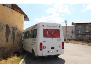 Yolcu minibüsü evin duvarına çarptı: 5 yaralı