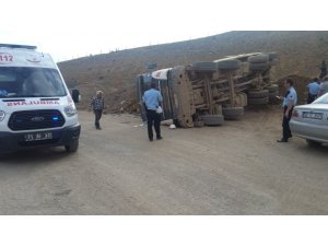 Hafriyat kamyonu devrildi: 1 yaralı
