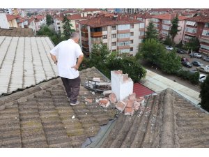 Apartmanın çatısına yıldırım düştü