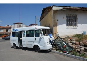 Yolcu minibüsü evin duvarına çarptı: 5 yaralı