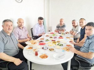 Kaygısuz gazetecilerle bir araya geldi