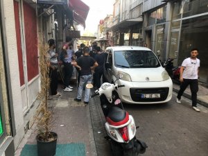 Polisi görünce tabancayı atıp kaçtılar