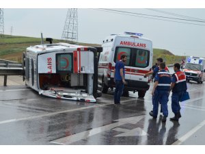 Hasta taşıyan ambulans devrildi: 4 yaralı