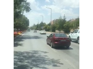 Düz yolda geri geri gitti