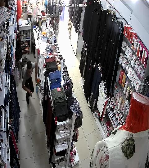 Biri oyaladı, diğeri kasayı soydu