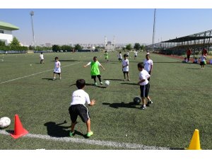 Büyükşehir futbol yaz okuluna yoğun ilgi