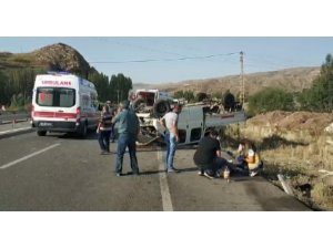 İşçileri taşıyan servis yoldan çıkarak bariyerlere çarptı: 7 yaralı