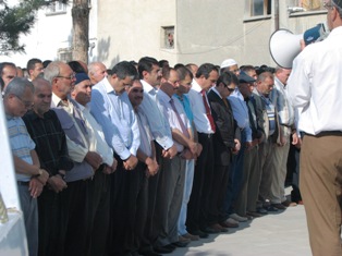 Dualarla son yolculuğuna uğurlandı