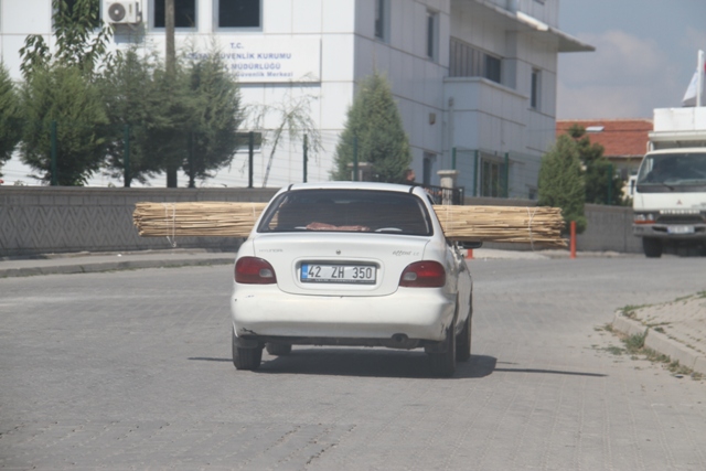 Otomobilin camlarından taşan yük tehlike yarattı