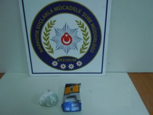 Fanila ve çıplak ayakla kaçan uyuşturucu satıcısı drone takibiyle yakalandı