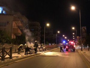 Alev alan otomobilden son anda kurtuldular