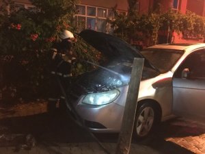 Park halinde otomobil bir anda alev aldı