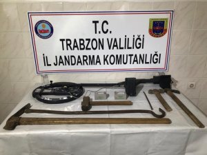 Trabzon’da kilisede kaçak kazı yapan defineciler suçüstü yakalandı