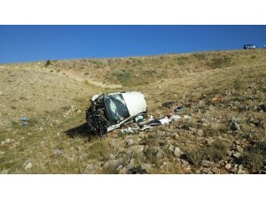 Direksiyon hakimiyeti kaybolan araç uçurumdan yuvarlandı: 1 ölü, 4 yaralı