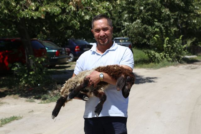 Çöp konteynerinde bulunan kuzuya belediye sahip çıktı