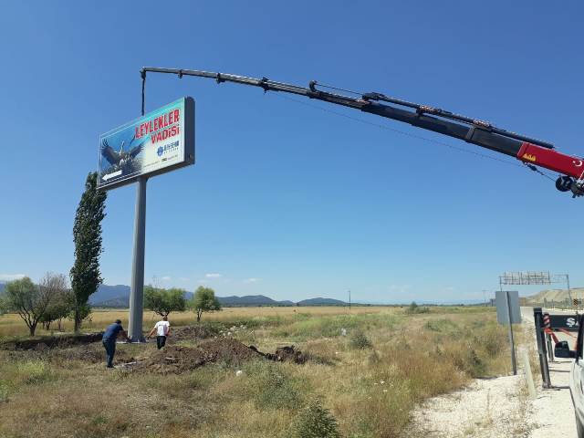 Leylekler Vadisi'ne yönlendirme levhası