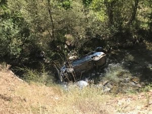 Dereye uçan otomobilin sürücüsü yaralandı
