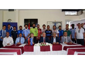 Anadolu Üniversitesi, yeni sporcularını imza töreniyle basına tanıttı