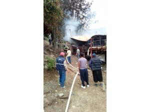 Elektrik kontağından çıkan yangın evi kullanılamaz hale getirdi