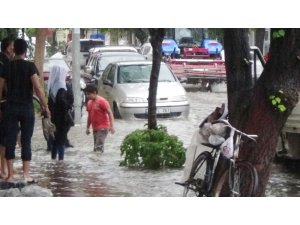 Bursa’da selde 2 çocuk evde mahsur kaldı