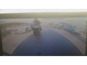 Bursa’da motosiklet kazası kameralara yansıdı, sürücü kılpayı ölümden döndü