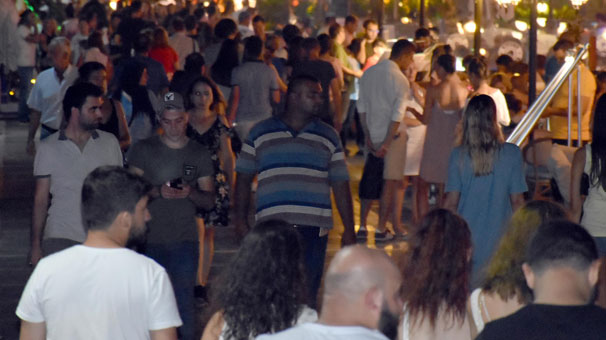 Marmaris'te sahiller gece de gündüz de dolu