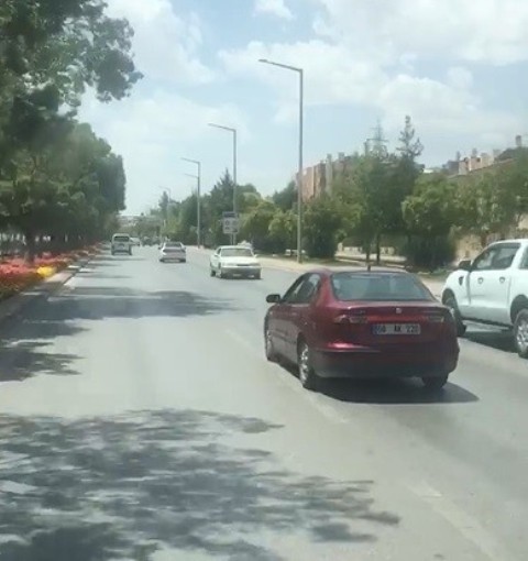 Trafikte geri geri giden araç sürücü cezadan kaçamadı