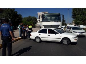 Otomobil ile beton mikseri çarpıştı