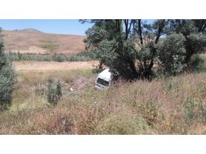 Minibüs şarampole devrildi: 1 yaralı