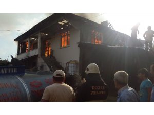 2 Katlı ahşap ev yanarak kül oldu