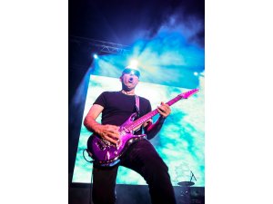 Joe Satriani konser verdi